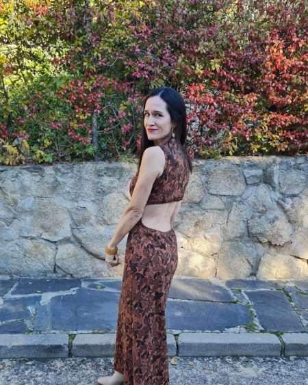 Vestido largo con abertura en la espalda