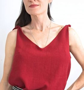 camiseta sin mangas con nudo en los hombros