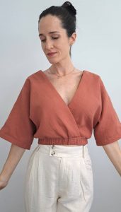 Cose tu propia blusa cruzada DIY. Guía completa con patrón gratuito para crear una prenda estilosa y cómoda.