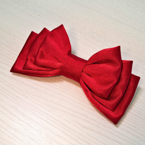 Aprende a coser un lazo de 3 capas con este mini tutorial fácil y rápido. Ideal para decorar accesorios o prendas.