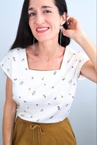 Camiseta con escote cuadrado