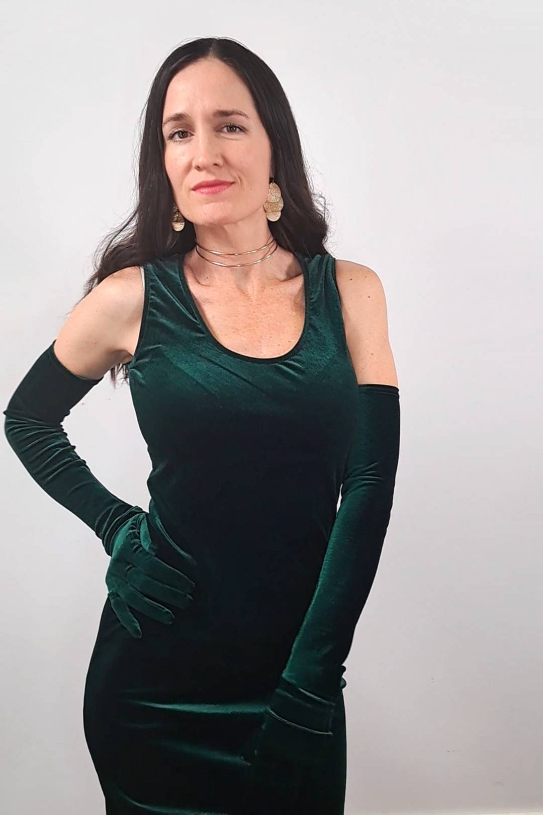 Vestido de terciopelo con guantes largos (patrones gratis)