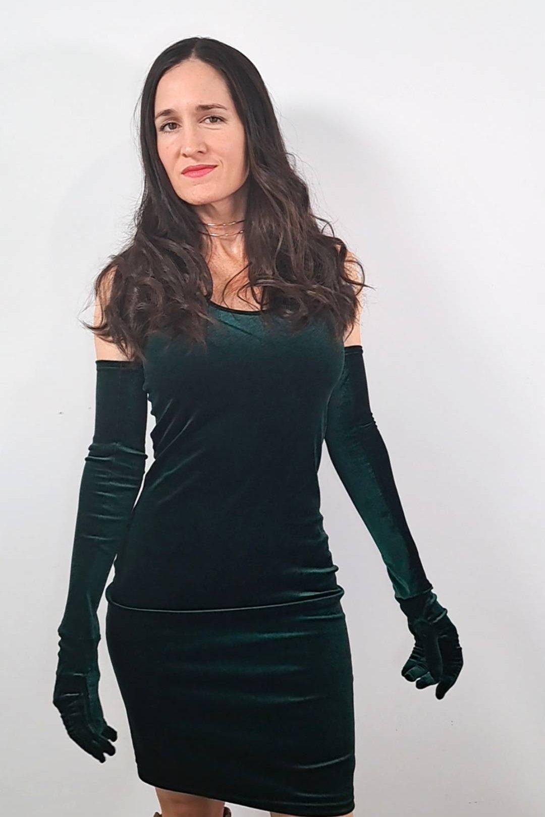 Vestido de terciopelo con guantes largos (patrones gratis)