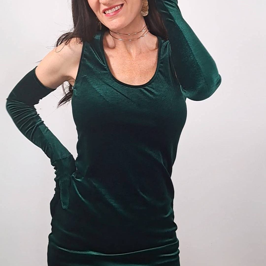 Vestido de terciopelo con guantes largos (patrones gratis)