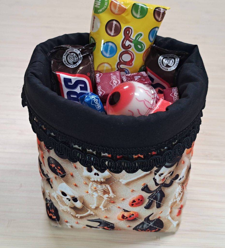 cesta de tela acolchada para Halloween
