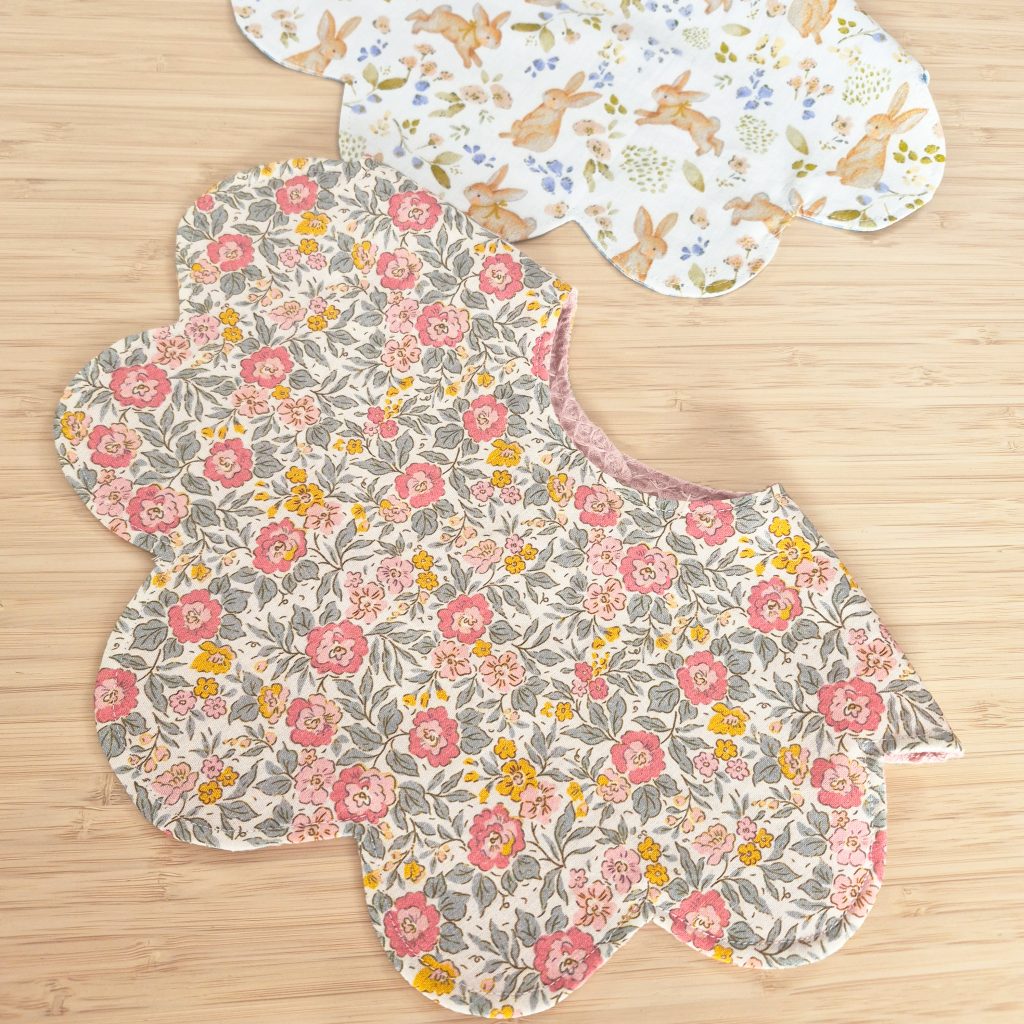 Babero festoneado reversible