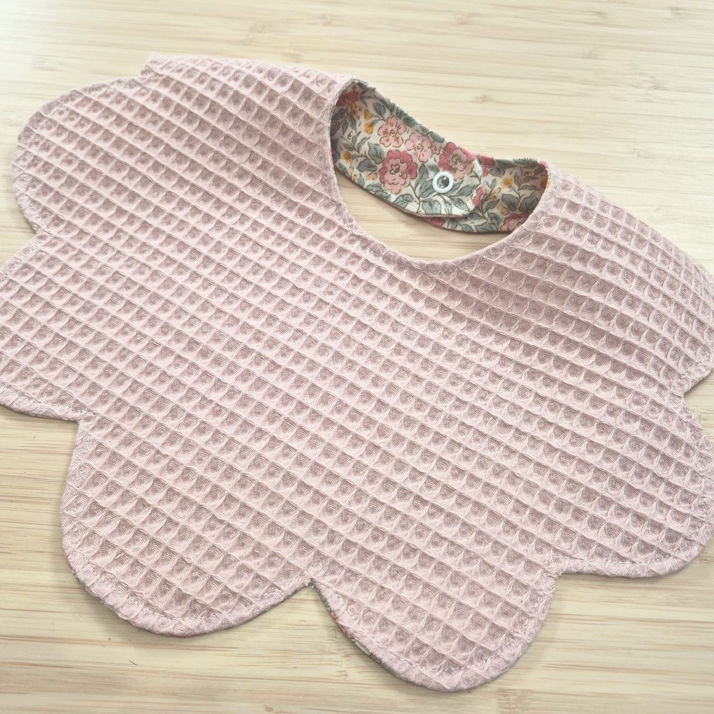 Babero festoneado reversible